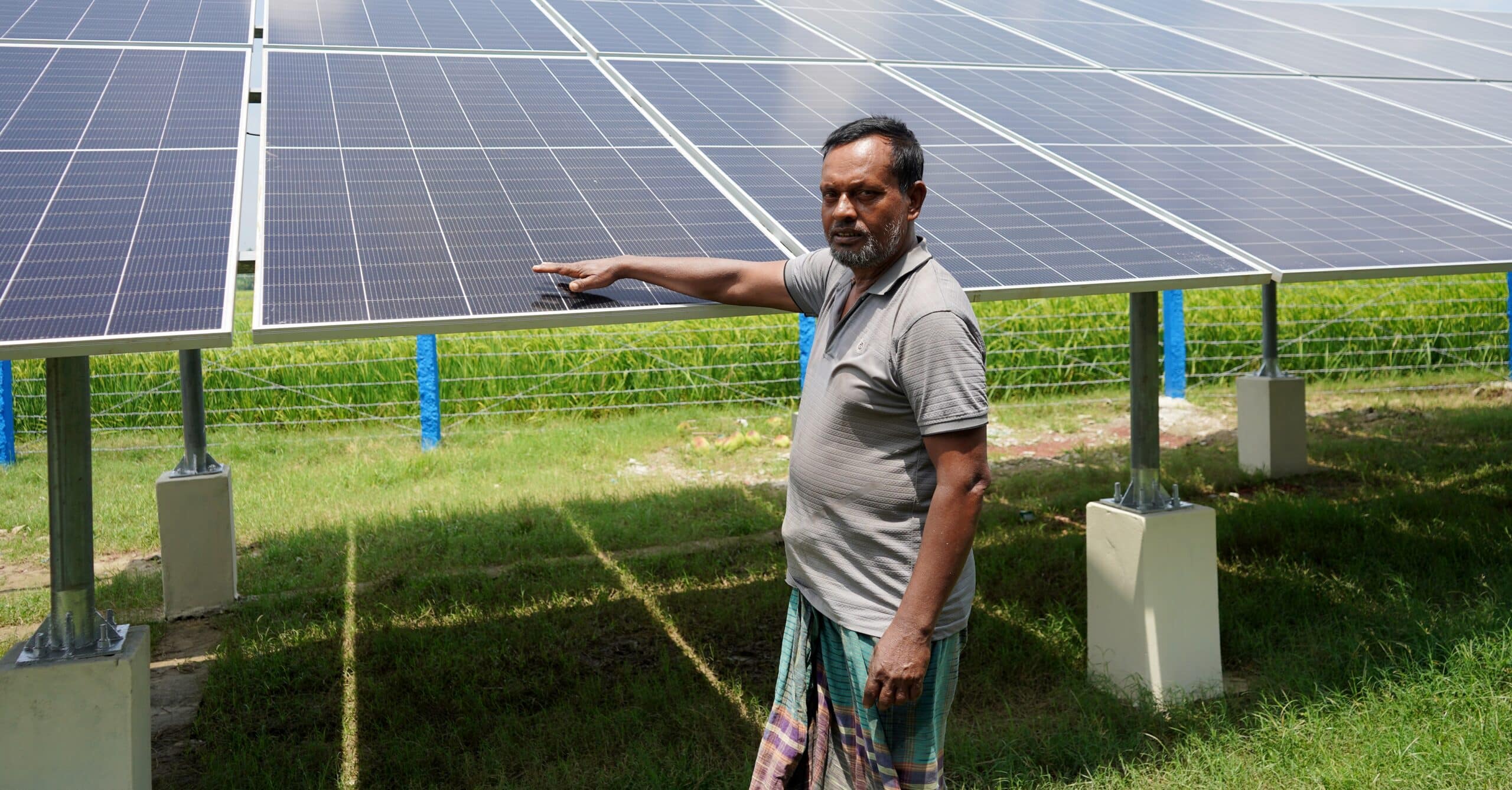 Siddique Ali, a farmer in Bangladesh's Chuadanga district, rented out 10 decimals of his land to ESDO Foundation to set up a solar irrigation pump. Photo: Tanmoy Bhaduri/IWMI