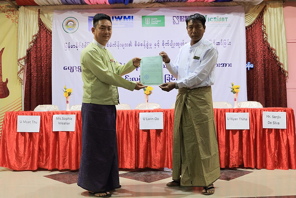Temporary registration handed to the WUA. Photo: Sanjiv De Silva / IWMI