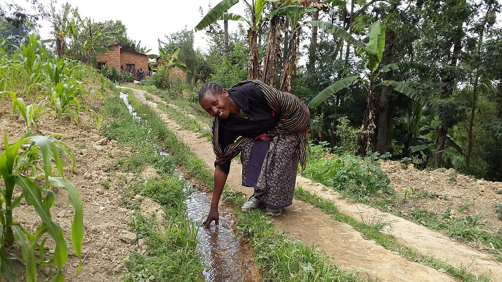 Customary canal development among the matrilineal Waluguru, Tanzania. Photo: Barbara van Koppen / IWMI