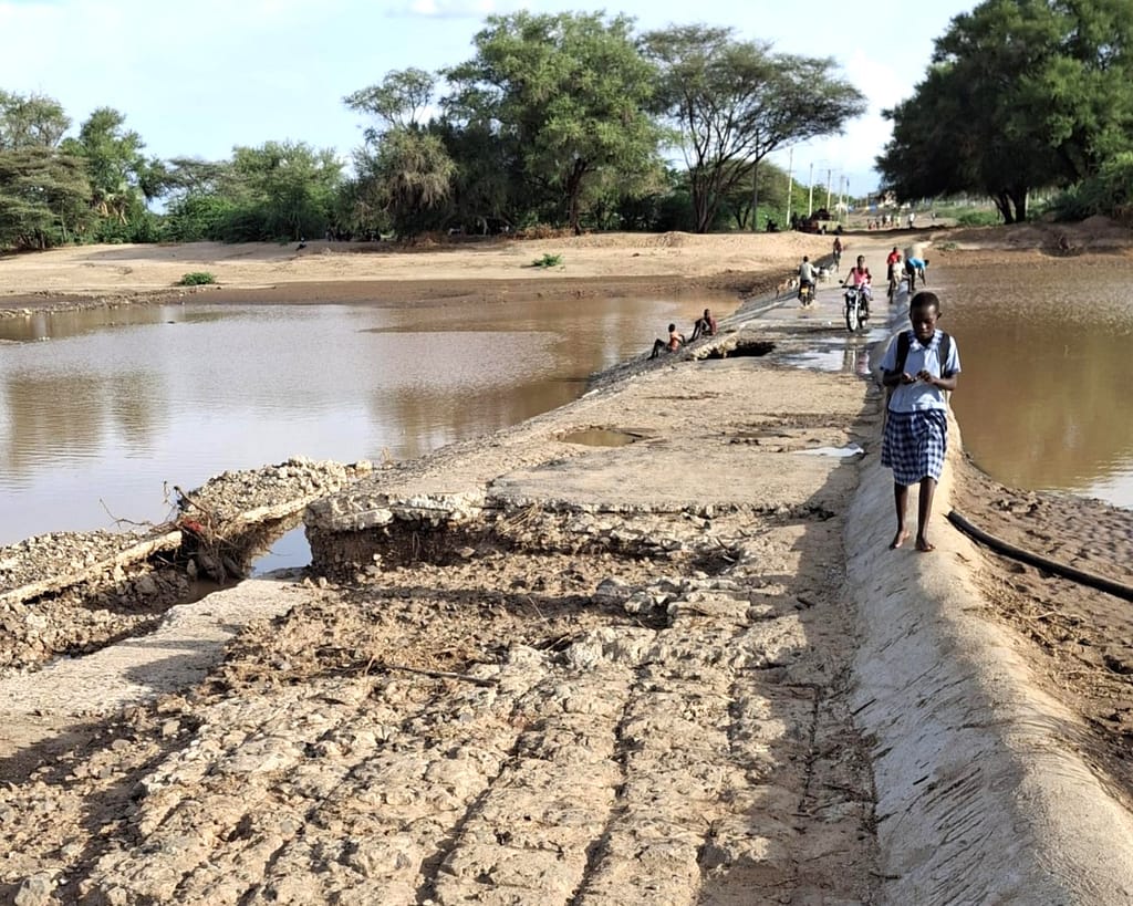 Flood damage is visible along the river Kawalasee and the nearby road as water recedes. Photo: Meron Teferi Taye/IWMI 
