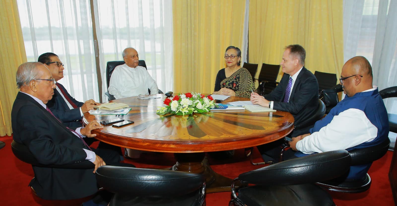 A delegation from IWMI discusses future collaboration and knowledge sharing with Sri Lanka’s Prime Minister Dinesh Gunawardena (third from left) during their meeting at the Parliament in Sri Jayawardenapura, Colombo. (Photo: Office of the Prime Minister of Sri Lanka)