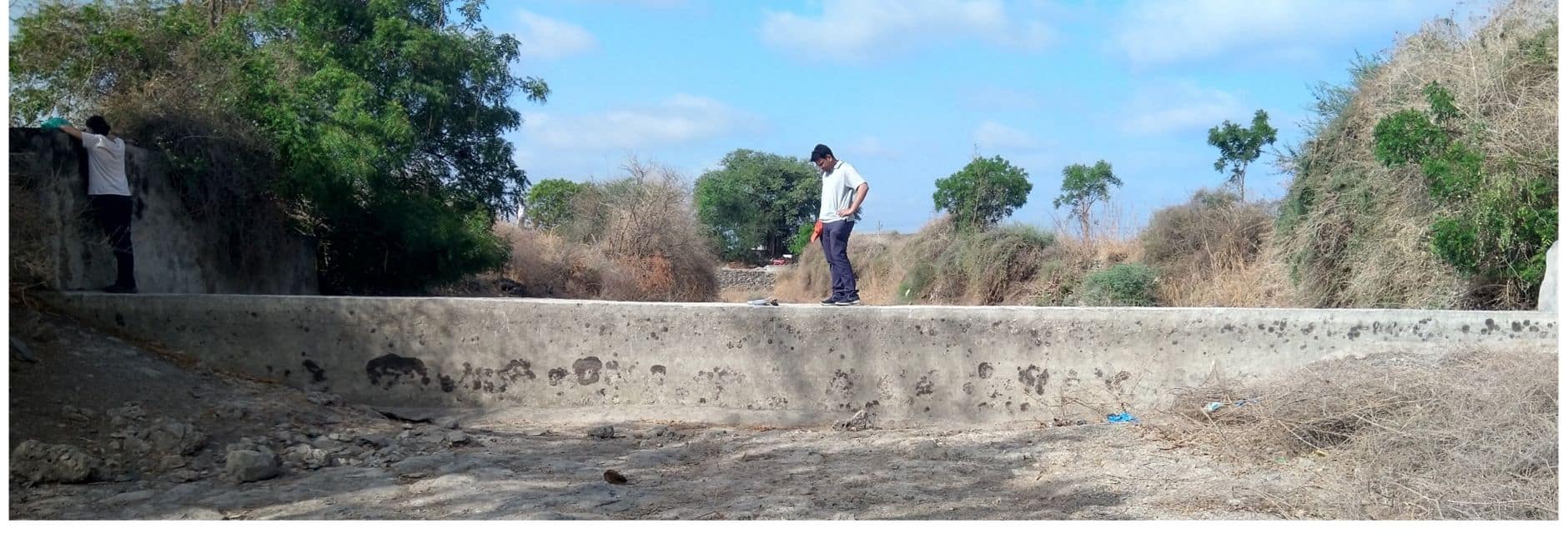 IWMI researcher determining the physical characteristics of check dam structures in the Kamadhiya catchment in Saurashtra, India Photo: Mohammad Faiz Alam/IWMI