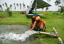 Farmers use groundwater to irrigate crops in Gaibandha Char, Bangladesh. Photo: Tanmoy Bhaduri/IWMI
