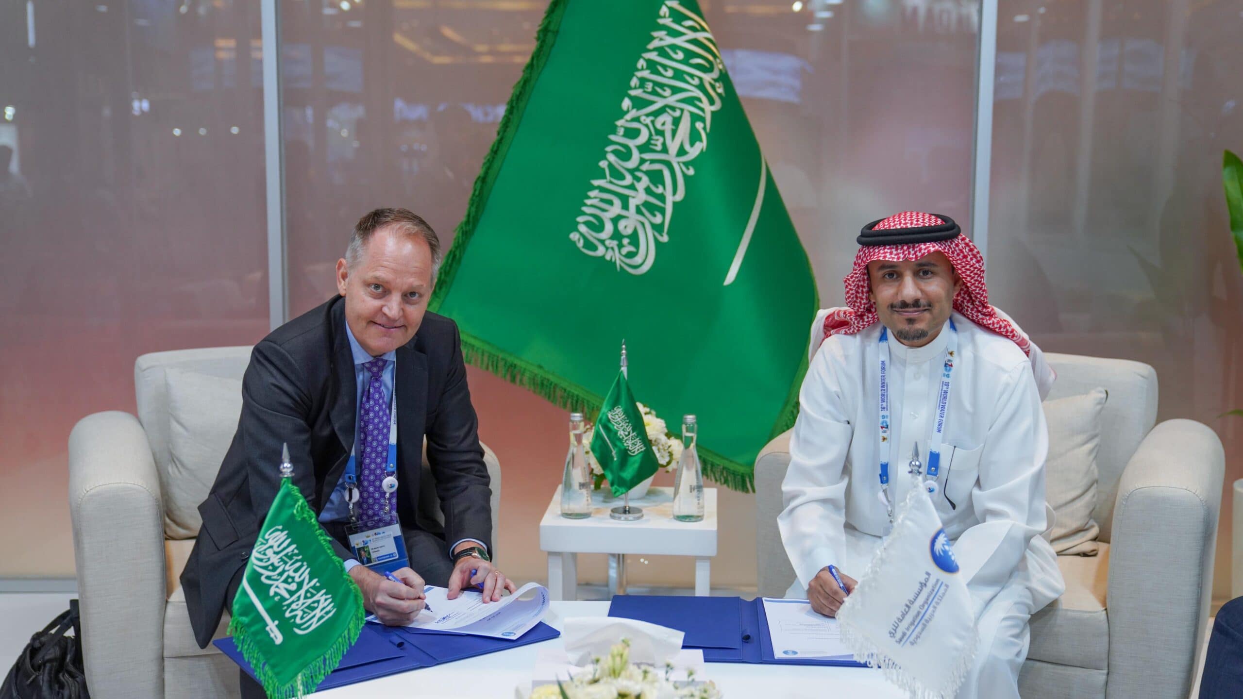 IWMI Director General Mark Smith (left) and Saudi Irrigation Organization Head and Chief Executive Officer Muhammad bin Zaid Abuhaid, sign the supplement to the Memorandum of Understanding between their organizations, during the 10th World Water Forum in Bali, Indonesia. Photo: IWMI