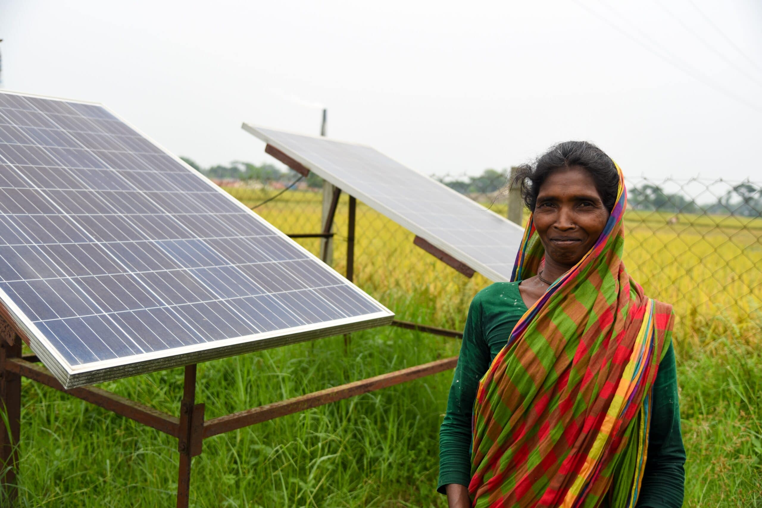 Sumi Mardi from Dinajpur, Bangladesh, explains that because of delayed monsoons, farmers in the region have turned to groundwater irrigation to sustain their livelihoods. Photo: Tanmoy Bhaduri/IWMI
