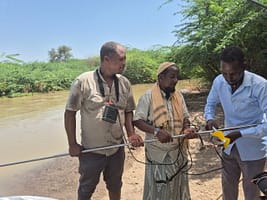 IWMI measured water flow in the primary canal of the Amibara Irrigation Scheme using a current meter. Photo: Kirubel Gebreyesus/IWMI