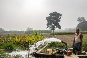 A farmer uses an electric pump to extract groundwater to irrigate fields in the Barahathawa Municipality, Sarlahi, Nepal. Photo: Onion Films for IWMI