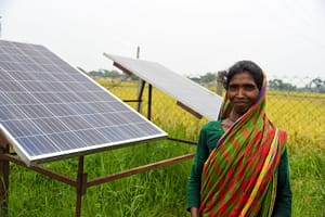Sumi Mardi from Dinajpur, Bangladesh, explains that because of delayed monsoons, farmers in the region have turned to groundwater irrigation to sustain their livelihoods. Photo: Tanmoy Bhaduri/IWMI