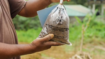 Farmer hold bag with soil for testing. Photo: Pradeep Liyanage/IWMI