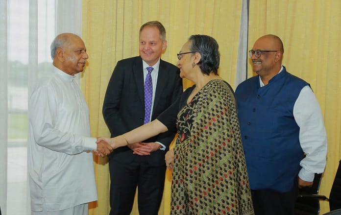 Sri Lanka’s Prime Minister Dinesh Gunawardena (left) shakes hands with IWMI’s Chair of the Board of Governors Simi Kamal (third from left) at the Parliament in Sri Jayawardenapura, Colombo. Also pictured are Mark Smith (second from left), IWMI’s Director General, and Syon Niyogi (right), IWMI’s Chief Operating Officer. (Photo: Office of the Prime Minister of Sri Lanka)