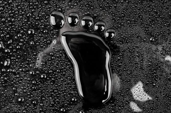 Footprint made up of water on a black background. Photo: George Hodan (public domain)