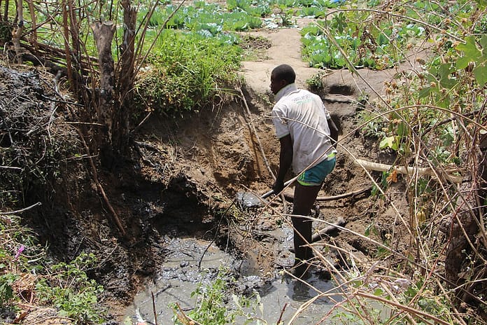 Fatawu Danyarigi desilting a dugout in Loggu. Photo: IWMI