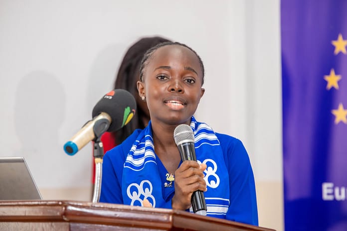 Naomi B. Gyekye, a UG-CMS graduate, presenting her research findings at the students’ graduation ceremony. Photo: CliqNii Multimedia for IWMI