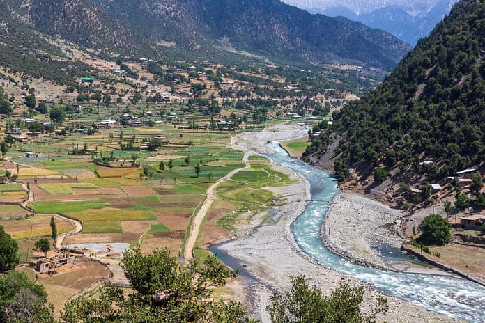 Blue water (river) and green water (crops) in Pakistan. Photo: GreenThumbShots / Shutterstock.