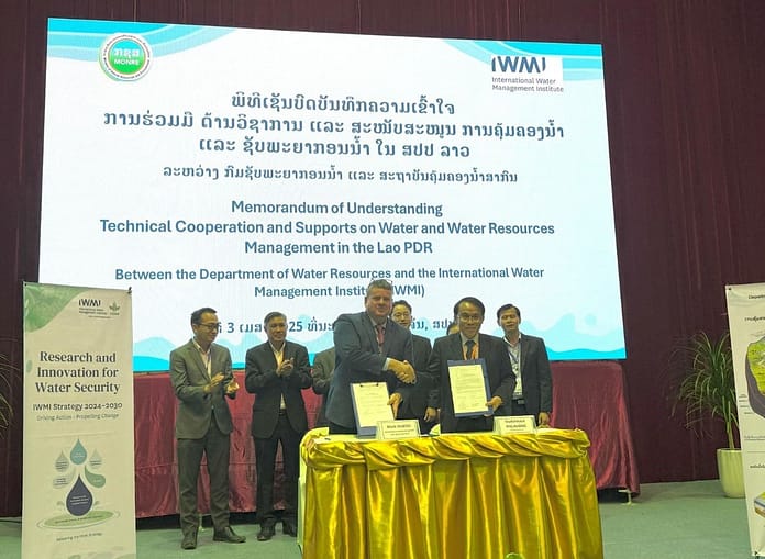 Lao MoU Handshake, Photo: DWR