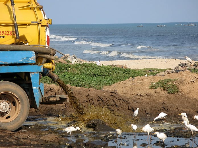 Truck discharging septic tank effluents on the coastal area in Accra, Ghana. Photo: Akissa Bahri/IWMI