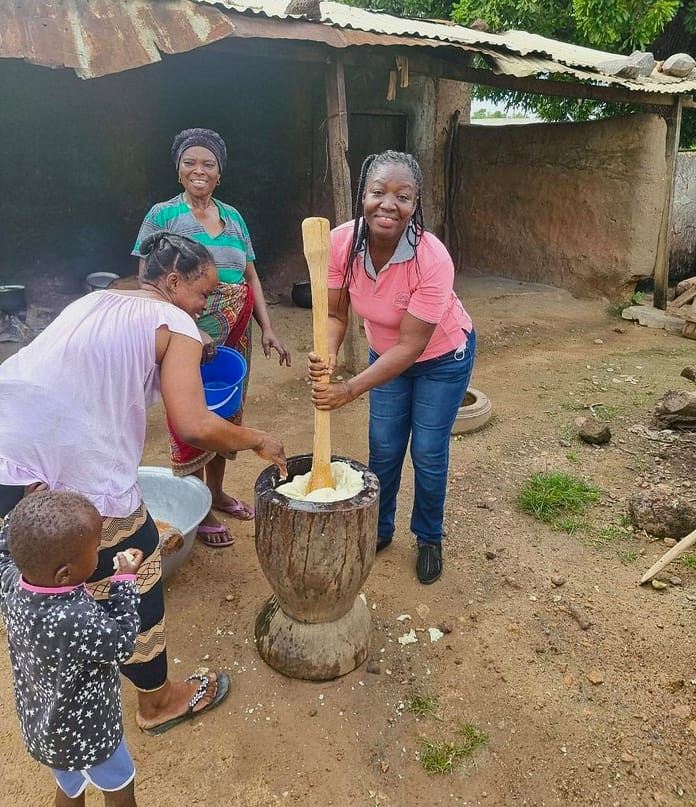 Pounding yam fufu in Poyentanga. Photo: Esther Wahabu / IWMI