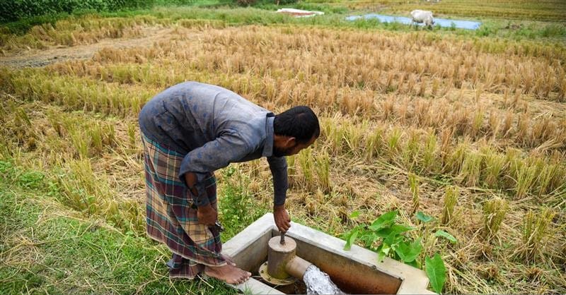 A farmer is using groundwater to irrigate his farm in Thakurgaon, northwestern Bangladesh. Photo: Tanmoy Bhaduri/IWMI 
