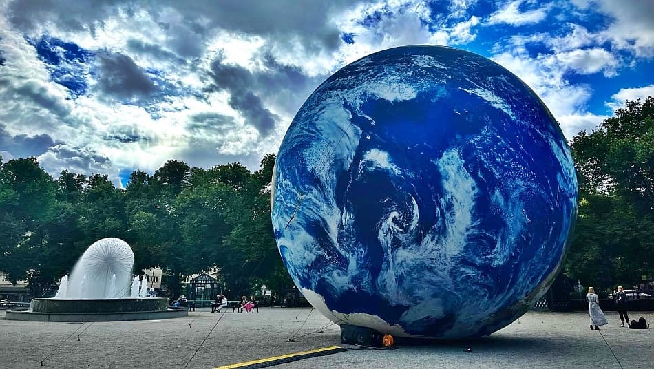 The Terralona Model of Earth exhibit by Visyalove made its way from Czech Republic’s Brno Planetarium Hvězdárna to outside Norra Latin in Stockholm for this year’s World Water Week Photo: Samurdhi Ranasinghe / IWMI