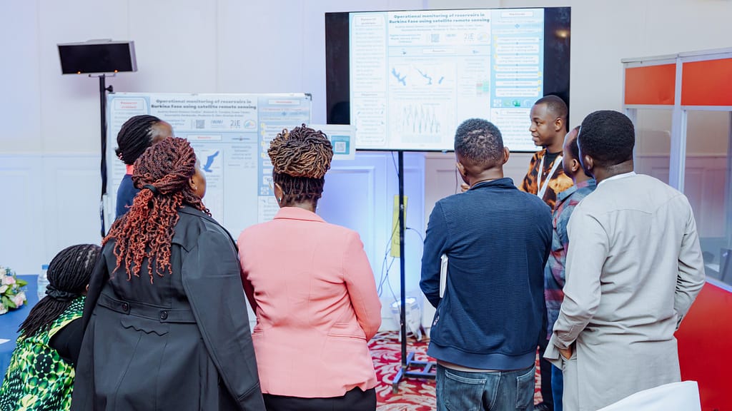 Audrey Kantz Dossou from Burkin Faso explaining how they operationalized the monitoring of reservoirs in Burkin Faso. “Operational Monitoring of Reservoirs in Burkina Faso” highlighted how real-time data supports water managers in one of the Sahel’s most climate-stressed regions. The presentation was part of the DIWASA creative poster competition on the theme “Human side of digital innovations. Photo: IWMI