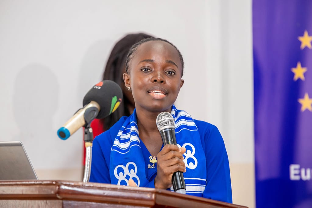 Naomi B. Gyekye, a graduate of the University of Ghana's Centre for Migration Studies, presenting her research findings at the students’ graduation ceremony in Accra. Photo: CliqNii Multimedia for IWMI