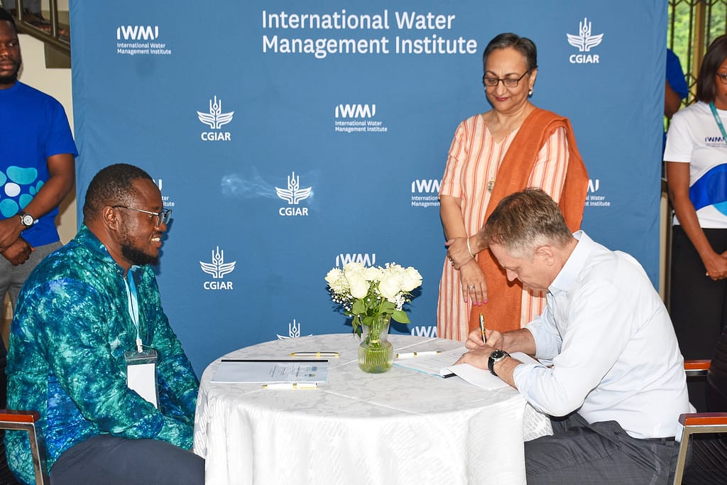 Mohamed Sahr E. Juanah, Director of Hydrological Services at the National Water Resources Management Agency (NWRMA) of Sierra Leone, and Mark Smith, Director General of IWMI, sign a Memorandum of Understanding to strengthen water management and resilience in Sierra Leone in Accra, Ghana. Photo: Klinsman Amissah/IWMI