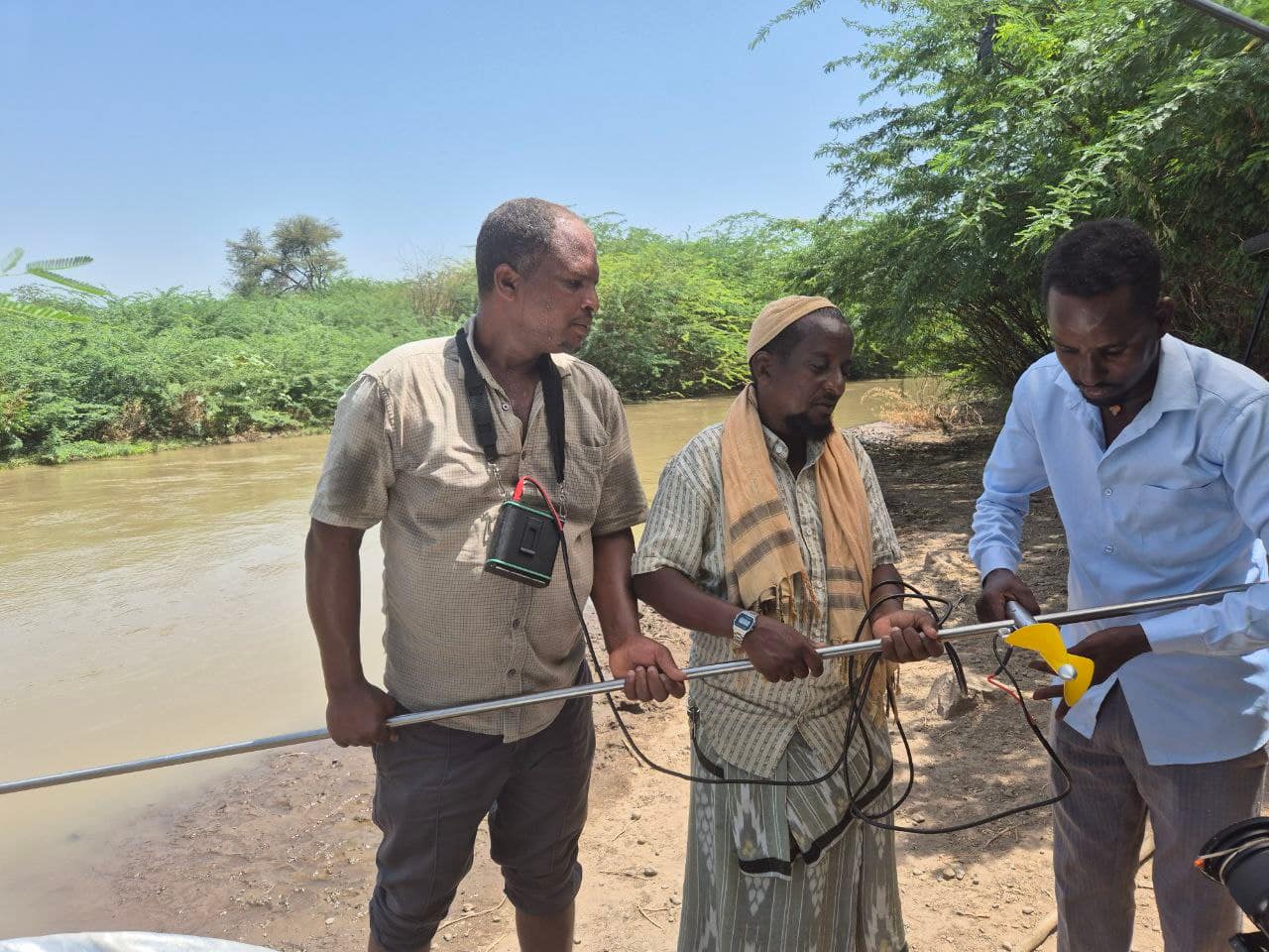 IWMI measured water flow in the primary canal of the Amibara Irrigation Scheme using a current meter. Photo: Kirubel Gebreyesus/IWMI