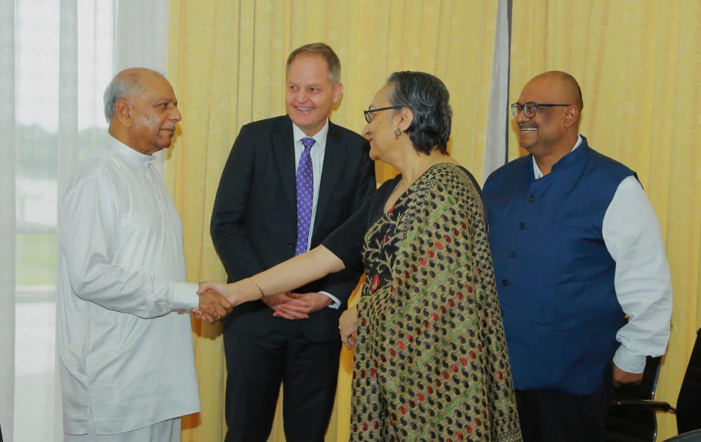 Sri Lanka’s Prime Minister Dinesh Gunawardena (left) shakes hands with IWMI’s Chair of the Board of Governors Simi Kamal (third from left) at the Parliament in Sri Jayawardenapura, Colombo. Also pictured are Mark Smith (second from left), IWMI’s Director General, and Syon Niyogi (right), IWMI’s Chief Operating Officer. (Photo: Office of the Prime Minister of Sri Lanka)