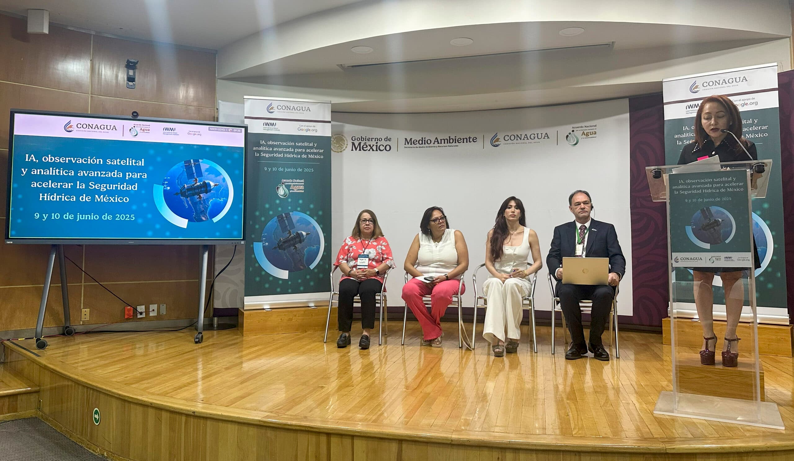 Marissa Mar-Pecero, Senior Advisor Communications and Outreach (IWMI) welcomes the audience and introduces speakers, from left to right: Margarita Lobato, Manager of Water Quality at CONAGUA; Claudia Hernández Fernández, General Director of Environmental Restoration at the Ministry of the Environment and Natural Resources; Paola Felix Díaz, General Coordinator of the National Agreement for Water and Sustainability and International Cooperation at CONAGUA; Ian Overton, Director of Water Data Science at IWMI. Photo: Eduardo Guevara/IWMI