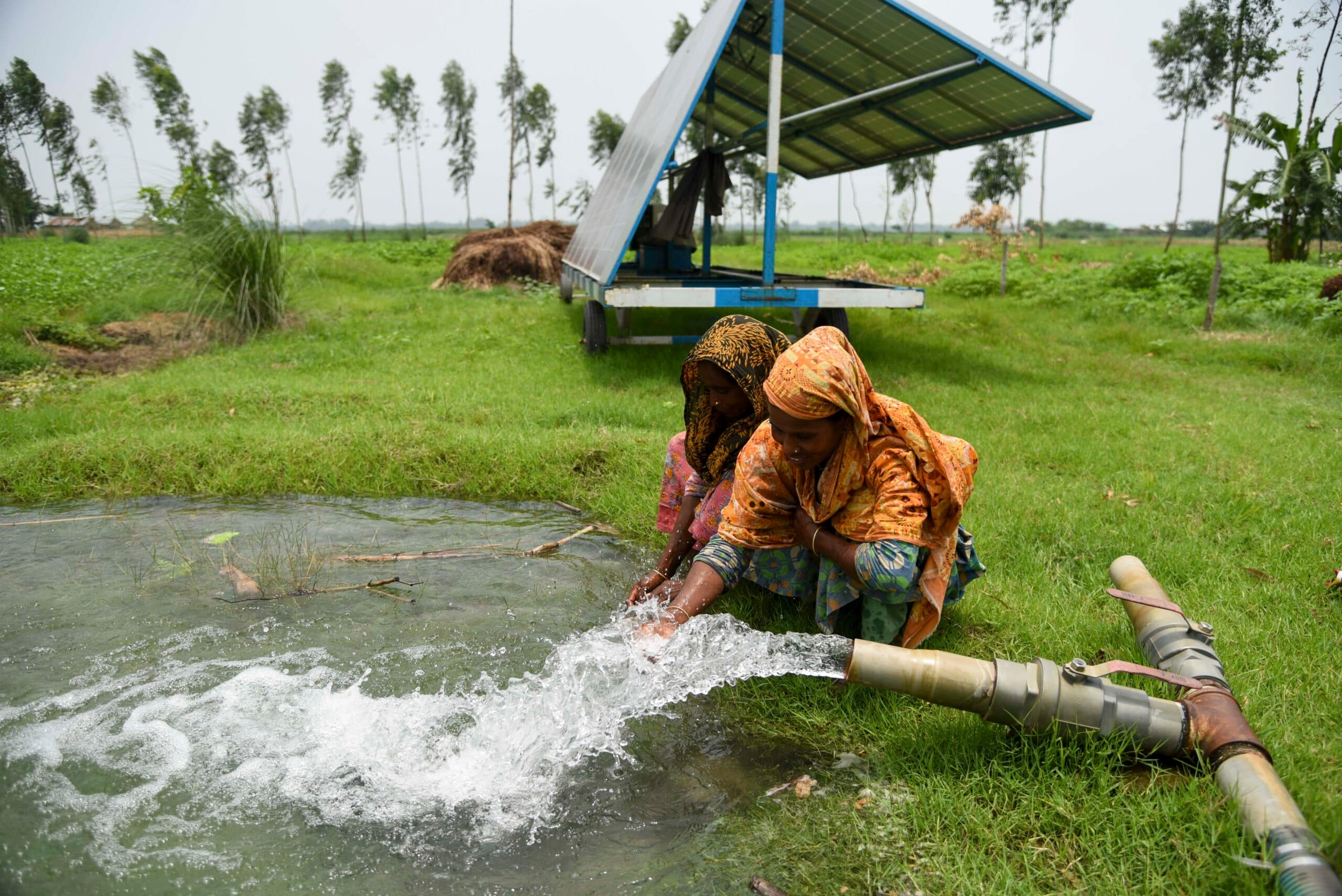Farmers use groundwater to irrigate crops in Gaibandha Char, Bangladesh. Photo: Tanmoy Bhaduri/IWMI