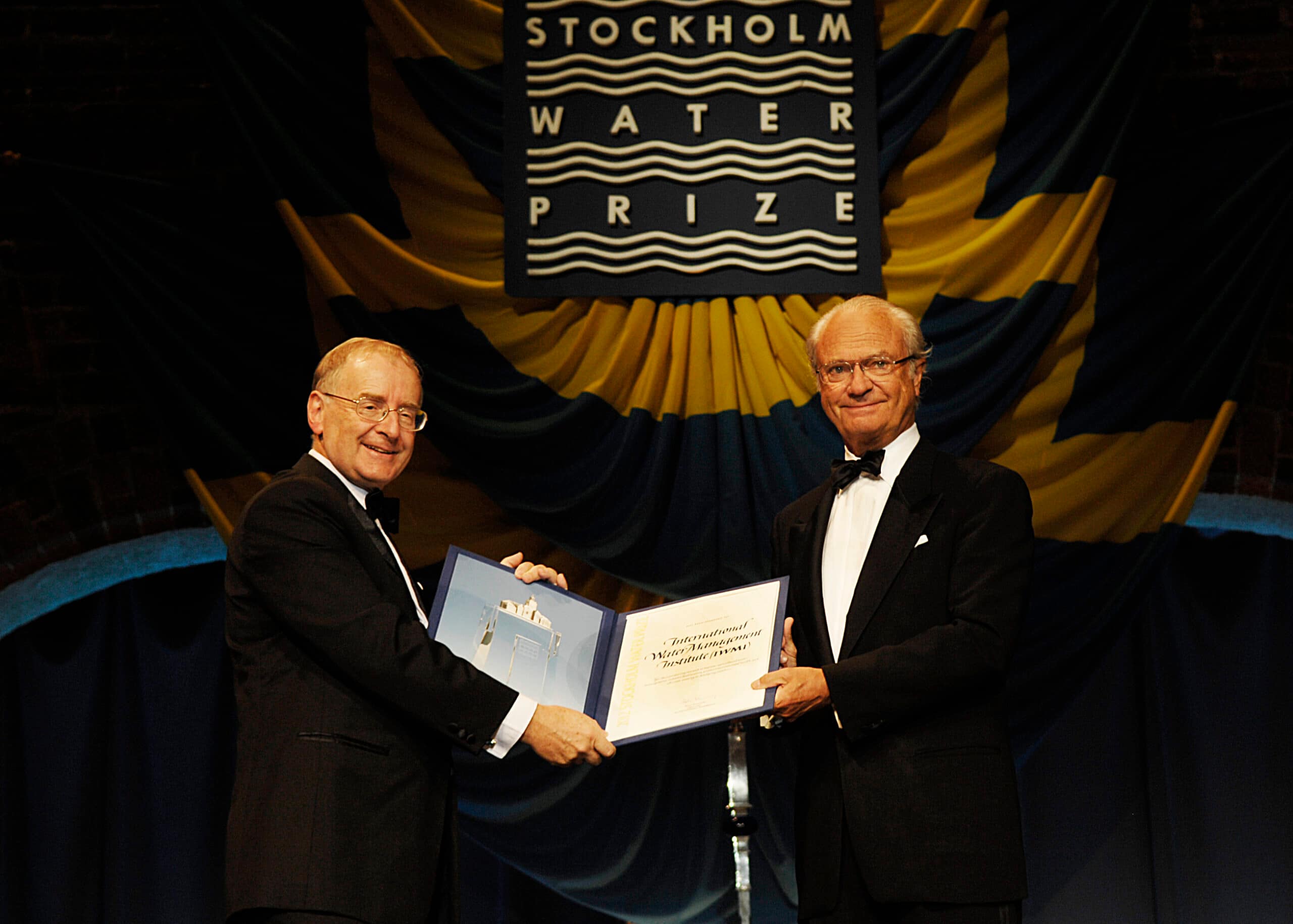 IWMI Director General Colin Chartres (left) received the 2012 Stockholm Water Prize on August 30 from the hands of King Carl XVI Gustaf of Sweden. Photo: Cecilia Österberg/Exray