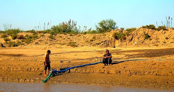 Pumping water, Amu Darya, Turkmenistan (Central Asia) Pumping water, Amu Darya, Turkmenistan (Central Asia)