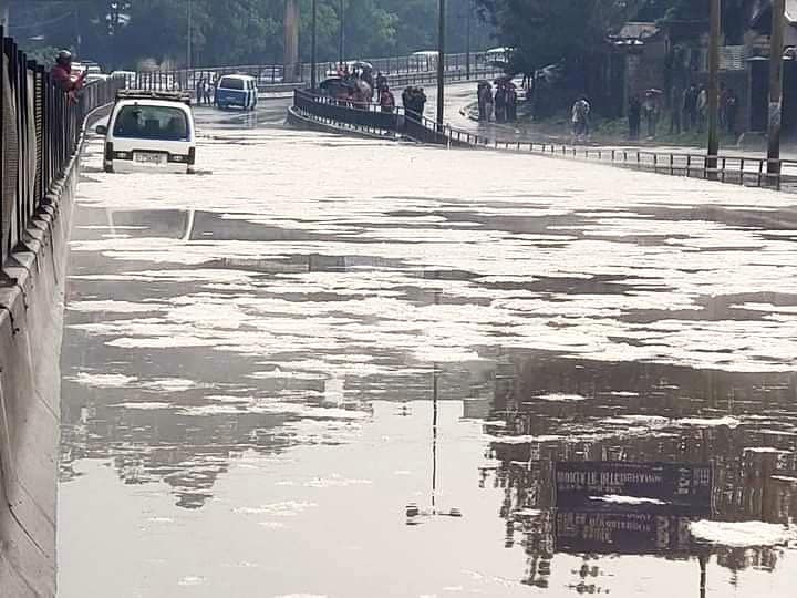 Vehicles try to navigate the flooded streets of Addis Ababa. Photo: Eden Seifu/IWMI