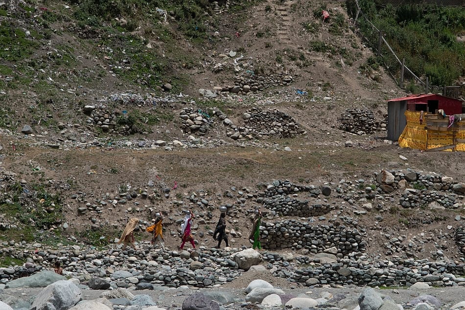 Women walk through drought-stricken rural Pakistan looking for water. IWMI/Muhammad Usman Ghani