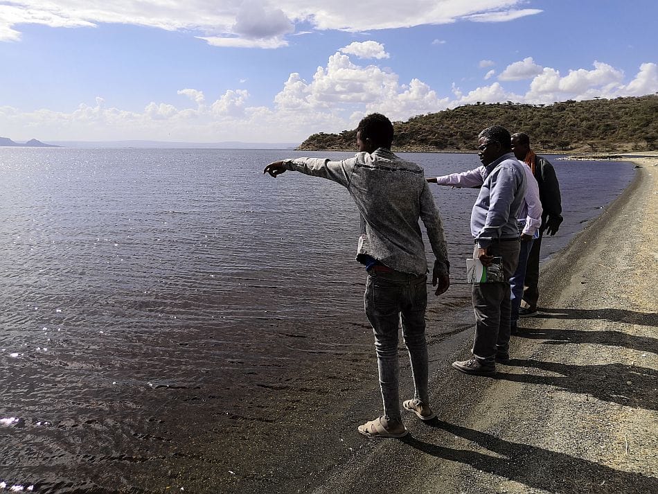 Experts at Lake Shala observe that the water level is still being measured using a stick since a staff gauge has not been installed. Photo: Tabea Danauer / Hydrosolutions Experts at Lake Shala observe that the water level is still being measured using a stick since a staff gauge has not been installed. Photo: Tabea Danauer / Hydrosolutions
