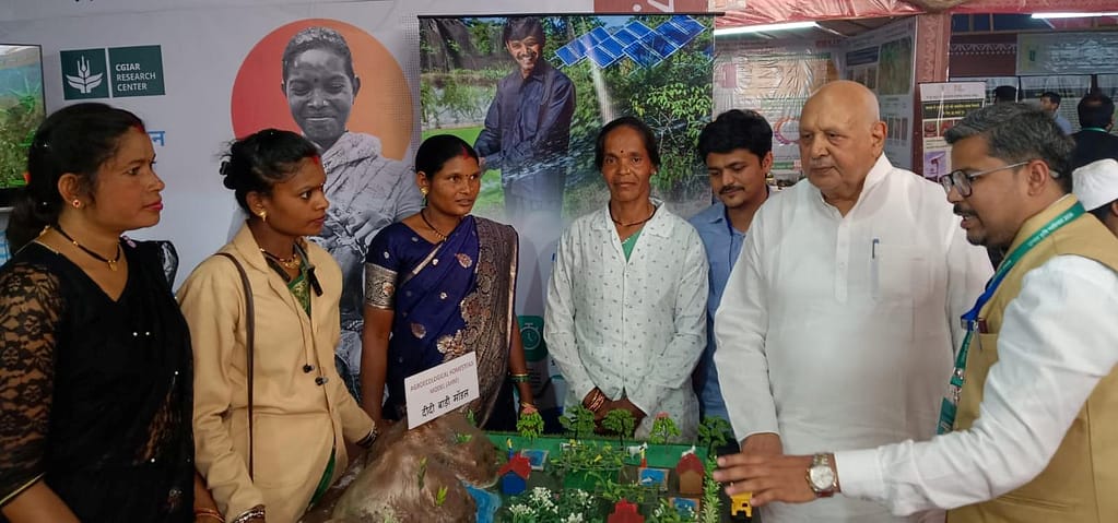 Minister of Agriculture, Government of Uttar Pradesh, Surya Pratap Shahi, visited the IWMI exhibition stall at the Unnat Krishi Mahotsav 2026 in Raisen, Madhya Pradesh. Photo: IWMI