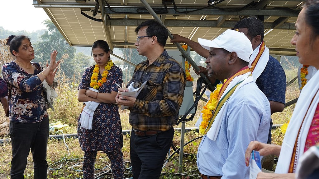 Delegations interact with farmers at Chimkatola village in Mandla, Madhya Pradesh. Photo: Tanmoy Bhaduri/IWMI