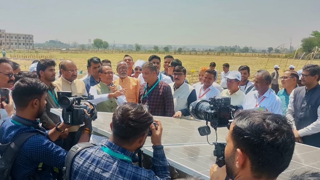 Union Minister for Agriculture & Farmers’ Welfare and Rural Development, Shivraj Singh Chouhan, visited the IWMI solar demonstration site at Raisen, Madhya Pradesh, along with M. L. Jat, Director General, ICAR, and Rajbir Singh, DDG (Extension), ICAR. Photo: IWMI