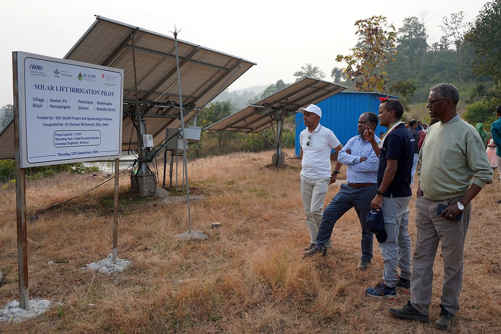 Delegations interact with farmers at the solar irrigation pump site at Kevlari village in Mandla, Madhya Pradesh. Photo: Tanmoy Bhaduri/IWMI