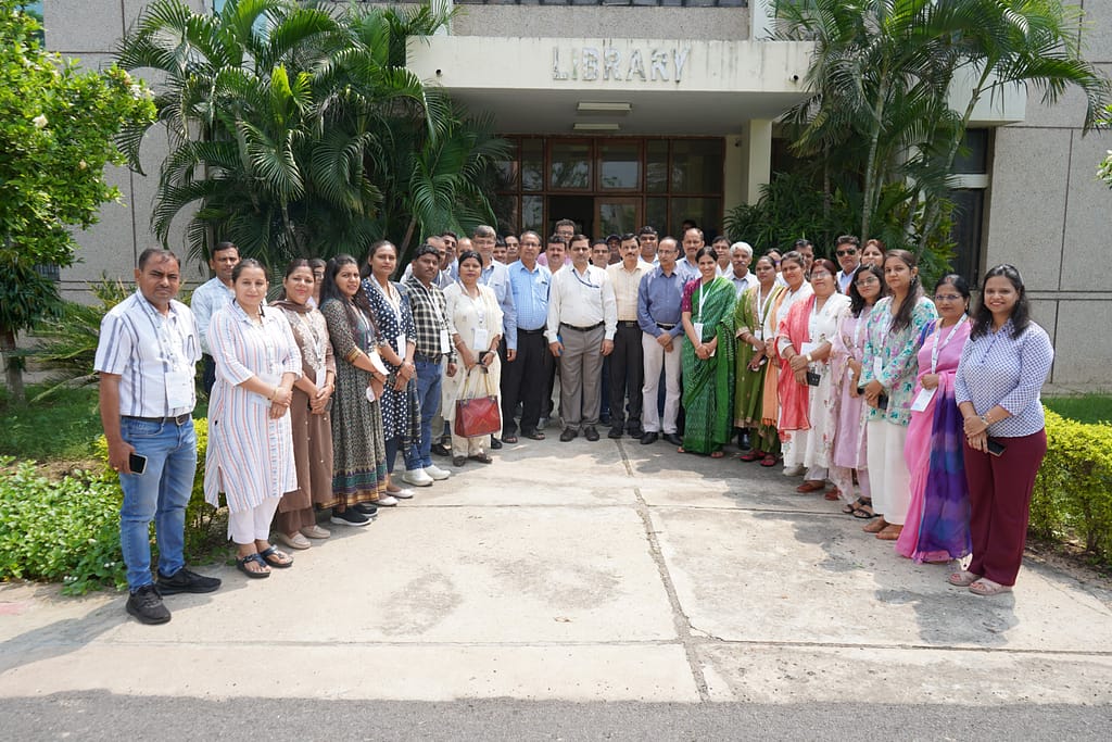 Agricultural extension officers from 24 districts of Uttar Pradesh, India, gather at ICAR–Indian Institute of Sugarcane Research (IISR), Lucknow, for the two-day training on the Energy Extension Agent (EEA)model. Photo: Tanmoy Bhaduri/IWMI