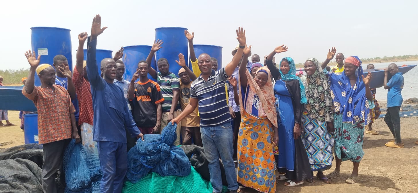 Community members assembling the fish cage. Lawrence Armah Ahiah/Fisheries Commission Ghana