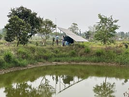 An aquaculture farmer in eastern Nepal demonstrates the use of a solar-powered water pump for refilling and aerating water in his fishponds. Photo: Shisher Shrestha/IWMI