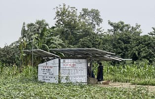 A farmer visits a typical individually-owned five HP solar irrigation pump used for water entrepreneurship in Bihar, India. Photo: Shisher Shrestha/IWMI