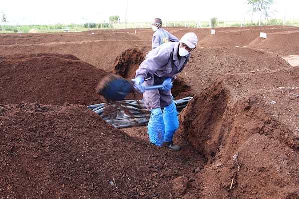 Composting human waste to make fertilizer. Photo: Thor Windham Wright / IWMI Composting human waste to make fertilizer. Photo: Thor Windham Wright / IWMI