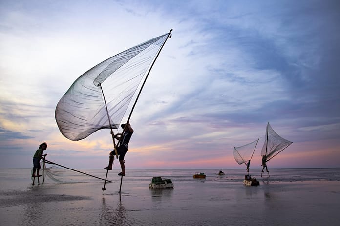 Fishermen at sea. Photo: dangquangn/Pixabay