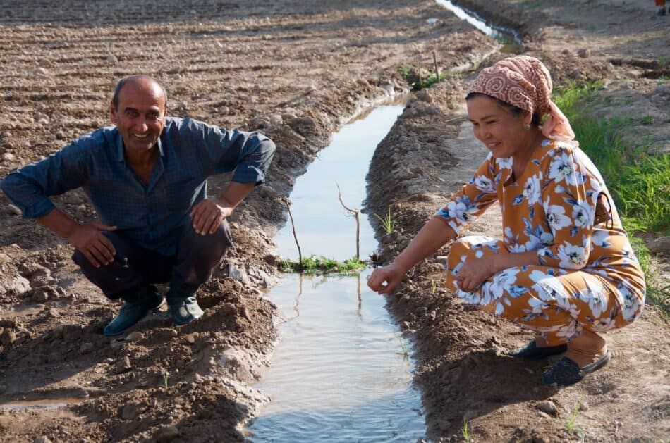 Two farmers work in rural Tajikistan as part of a Water User Association in Central Asia. Madeline Dahm / IWMI