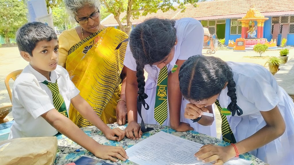 During a groundwater awareness session organized by IWMI at a school in Chavakachcheri, students and a teacher take part in a quiz. Photo: IWMI