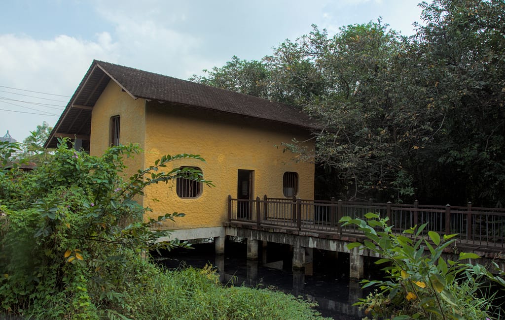 Kotte Rampart Wetland Park is home to multiple classrooms and huts that can be rented for events. Laura Keil / IWMI.