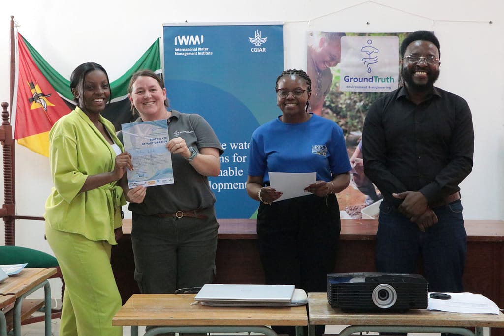 Certificate handover at ISPG, Mozambique. Photo: Nicole Langa/ IWMI