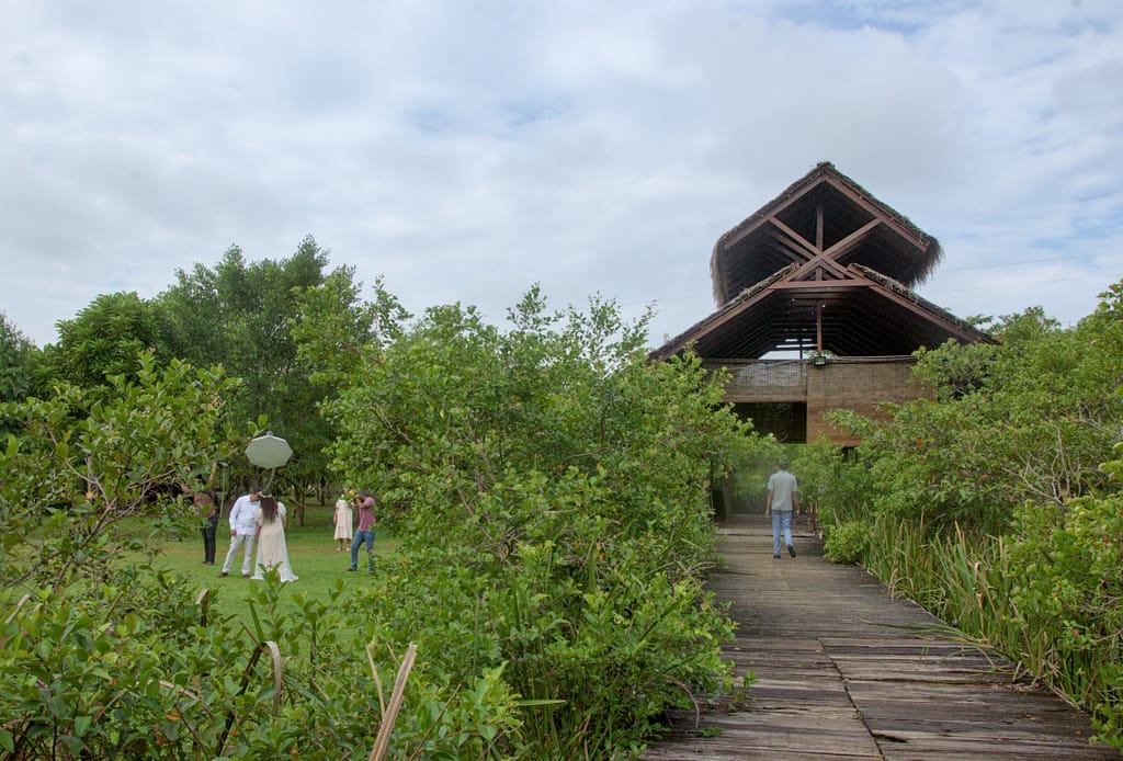 Maternity photoshoot alongside community event at Diyasaru Park. Laura Keil / IWMI.